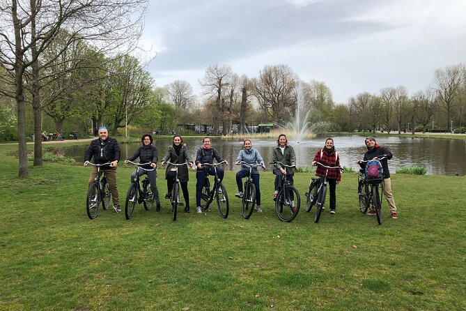Daily group bike tour in Spanish. - A pause at Proeflokaal ’t Blauwe Theehuis