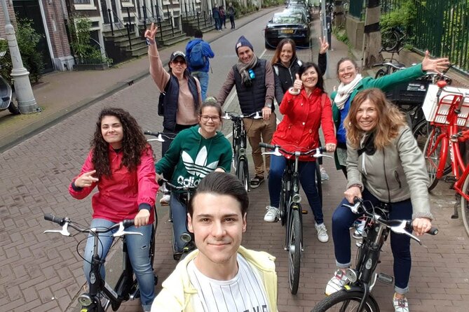 Daily group bike tour in Spanish. - Museum Square and the best photo angle