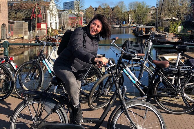 Daily group bike tour in Spanish. - Starting on Spuistraat and entering Jordaan