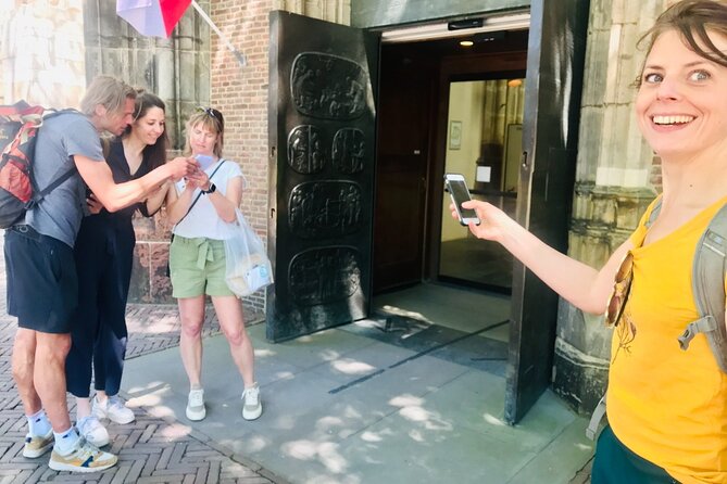 Discover the best spots in Den Bosch with Outside Escape - How the puzzles work on the street