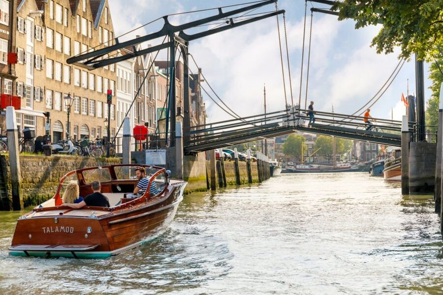 Dordrecht: City Walking Tour with Boat Ride - How much time should you set aside?