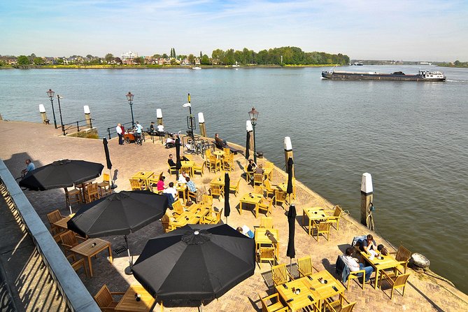 e-Scavenger hunt Dordrecht: Explore the city at your own pace - The De Witt statue and Augustijnenkerk close the loop