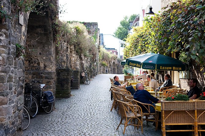 e-Scavenger hunt Maastricht: Explore the city at your own pace - How the questions and translations affect the fun