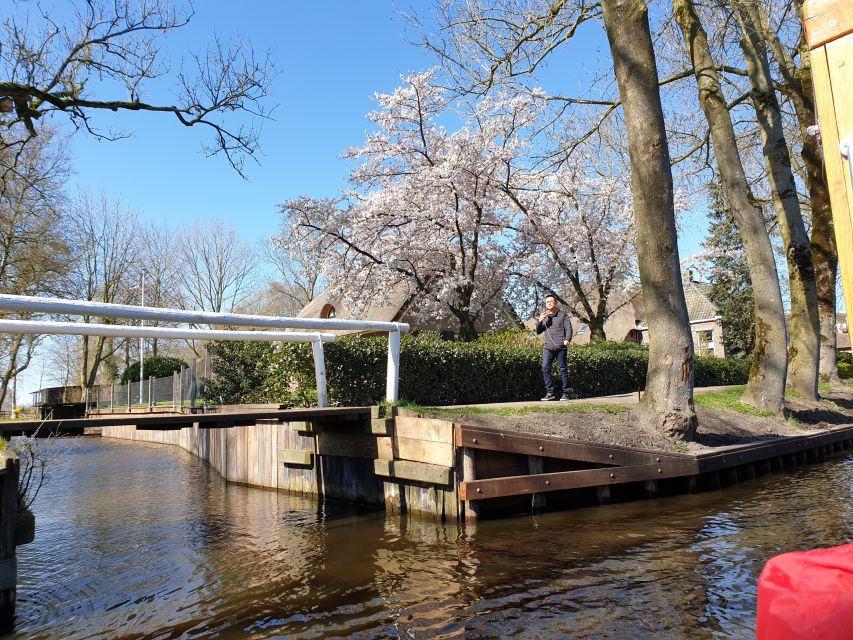 From Amsterdam: Giethoorn Day Trip with Small Electric Boat - The guide can shape the whole day