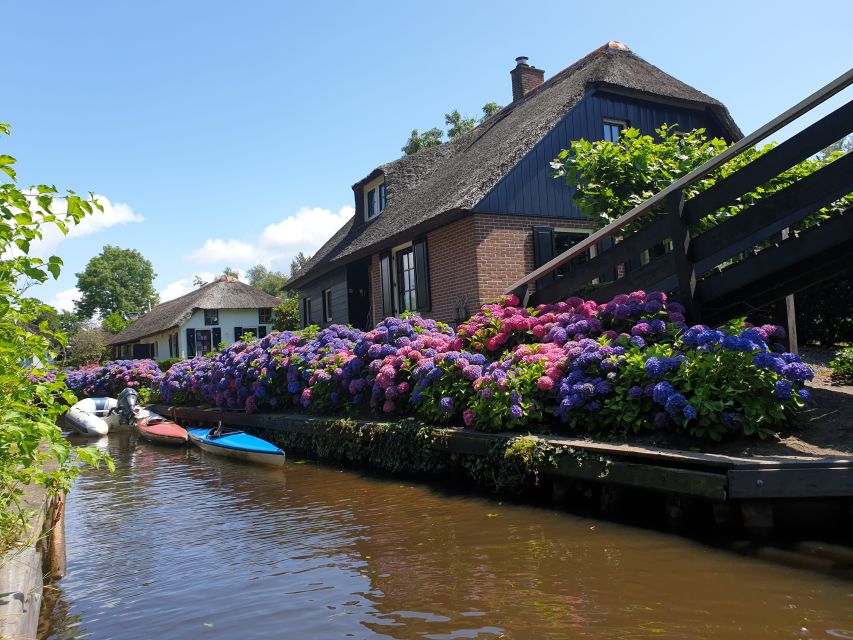From Amsterdam: Giethoorn Day Trip with Small Electric Boat - Seeing Giethoorn from a small electric boat