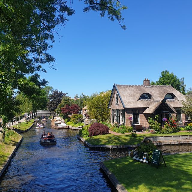 From Amsterdam: Giethoorn Day Trip with Small Electric Boat - Walking the bridges and thatched lanes