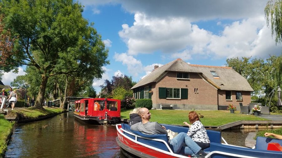 From Amsterdam: Giethoorn Day Trip with Small Electric Boat - Two hours to make the village your own