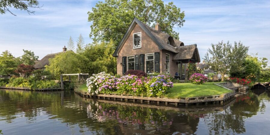 From Amsterdam: Giethoorn Day Trip with Small Electric Boat - Families, mobility, and practical limits