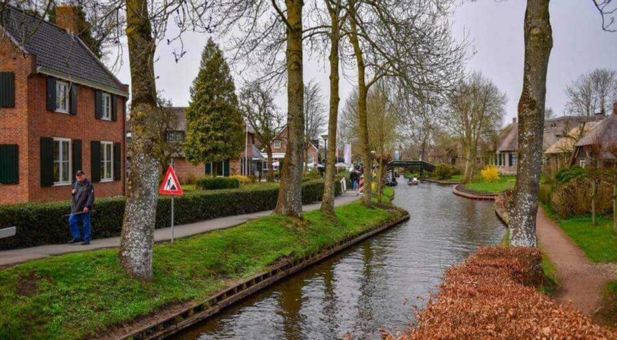 From Amsterdam: Giethoorn Guided Day Trip with Canal Cruise - Key points at a glance