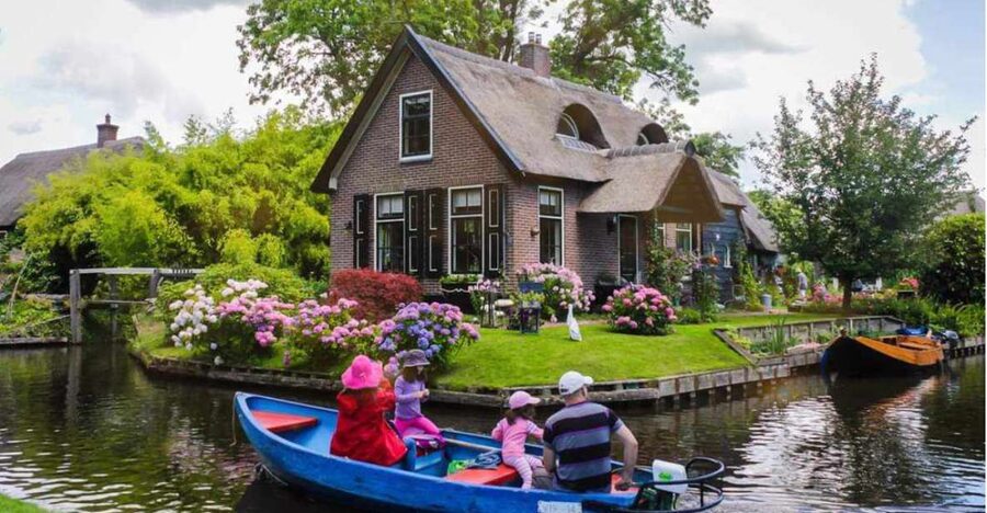 From Amsterdam: Giethoorn Guided Day Trip with Canal Cruise - Why Giethoorn makes a good day trip