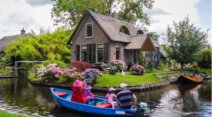 From Amsterdam: Giethoorn Guided Day Trip with Canal Cruise - The coach ride through the Dutch countryside