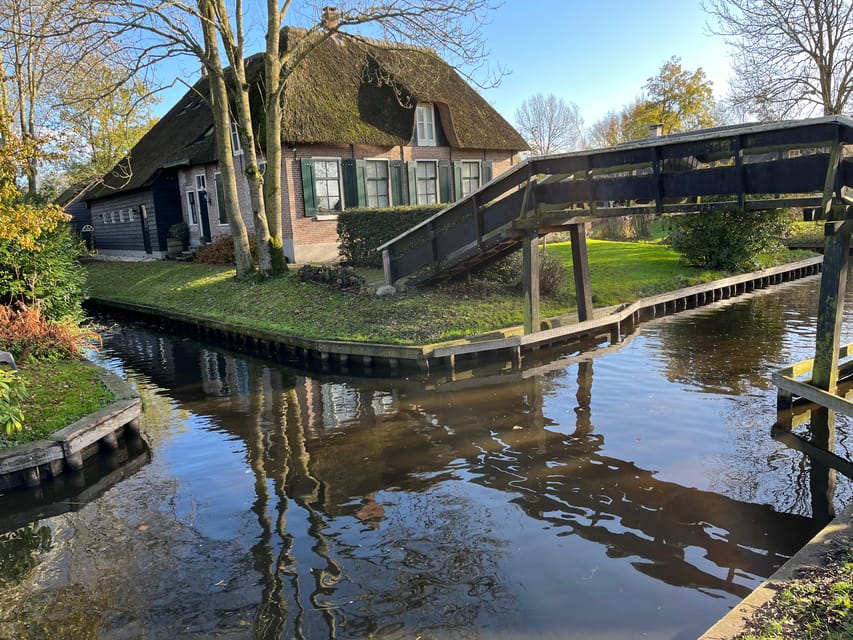 From Amsterdam: Giethoorn Small Group Tour with Boat Ride - Arriving before the canal traffic builds