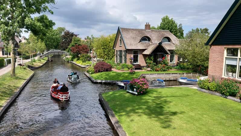 From Amsterdam: Giethoorn Small Group Tour with Boat Ride - Meeting at Amsterdam Central Station