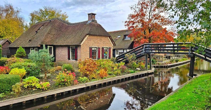 From Amsterdam: Giethoorn & Zaanse Schans Tour w/ Small Boat - The road north to Giethoorn