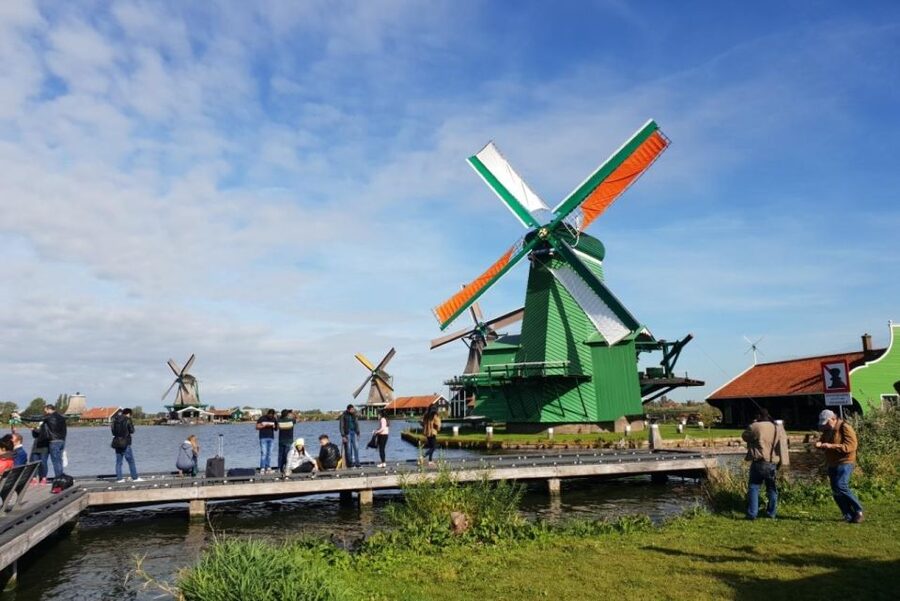 From Amsterdam: Giethoorn & Zaanse Schans Tour w/ Small Boat - Giethoorn: a village built around water
