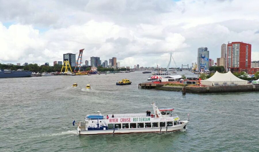 From Amsterdam: Rotterdam, Delft & The Hague Guided Day Tour - Guides, buses, and how the day feels