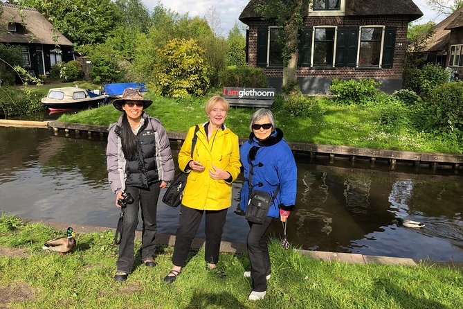 From Amsterdam: Zaanse Schans, Volendam, Giethoorn with Boat Tour - Giethoorn: canals, bridges, and island farmhouses