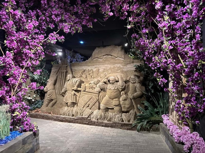 Garderen: Sandsculpture Exhibition Entry Ticket - Canals, landmarks, and ordinary city life
