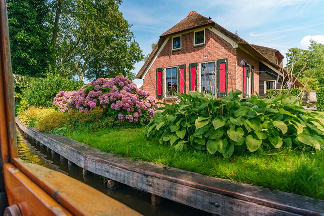 Giethoorn and Afsluitdijk Day Trip from Amsterdam with Boat Trip - The coach ride and guide style