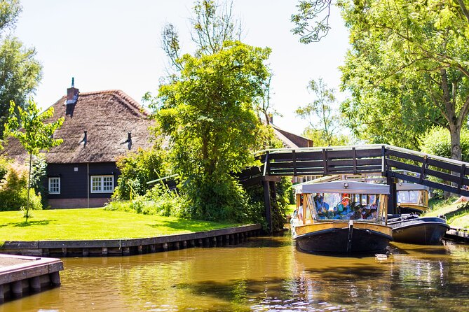 Giethoorn and Afsluitdijk Day Trip from Amsterdam with Boat Trip - Free time in Giethoorn: lunch, bridges, and quiet lanes