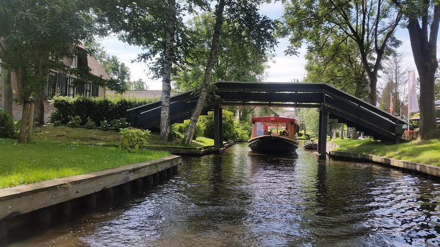 Giethoorn: Canal cruise Giethoorn village and lake - From the village canals to Lake Weerribben-Wieden