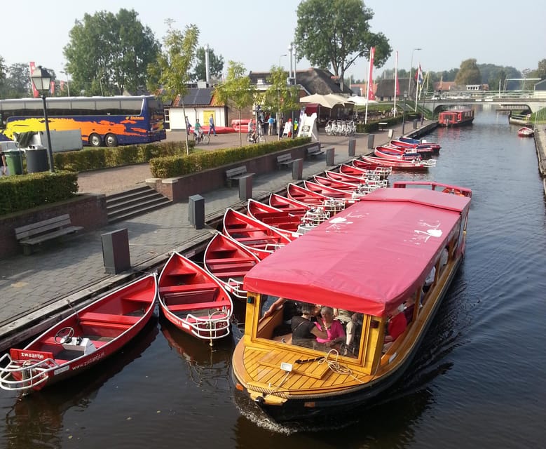 Giethoorn: Canal cruise Giethoorn village and lake - What the one-hour itinerary feels like