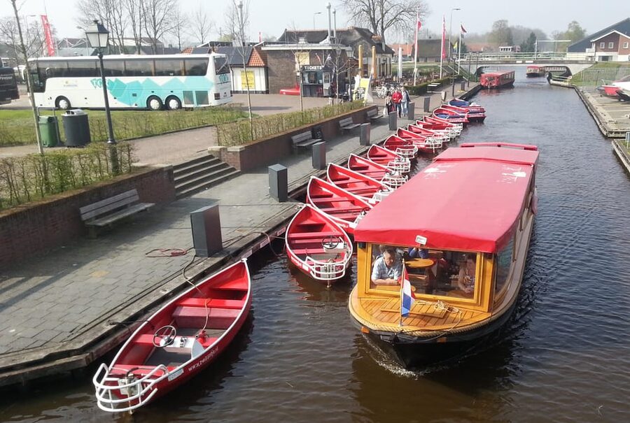Giethoorn: Canal cruise Giethoorn village and lake - Who will enjoy this Giethoorn cruise most?