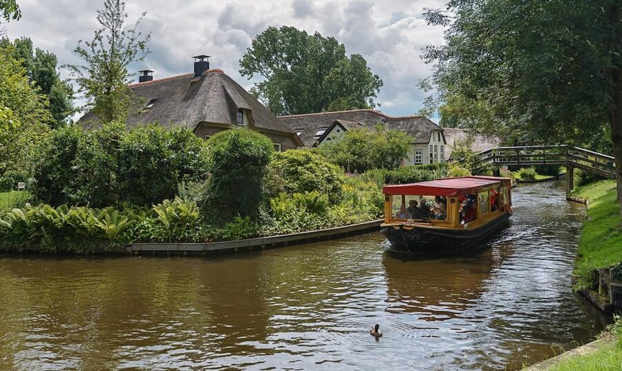 Giethoorn: Canal cruise Giethoorn village and lake - Practical tips for a smoother ride