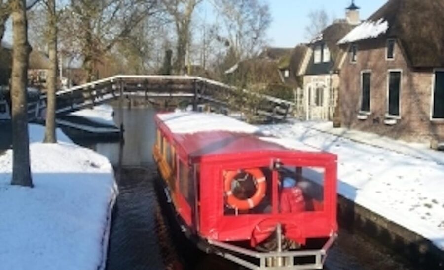 Giethoorn: Canal cruise Giethoorn village and lake - A quiet electric boat makes the ride easier