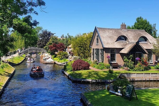 Giethoorn Day Tour from Amsterdam with Small Boat Ride - The 10:30 departure from central Amsterdam