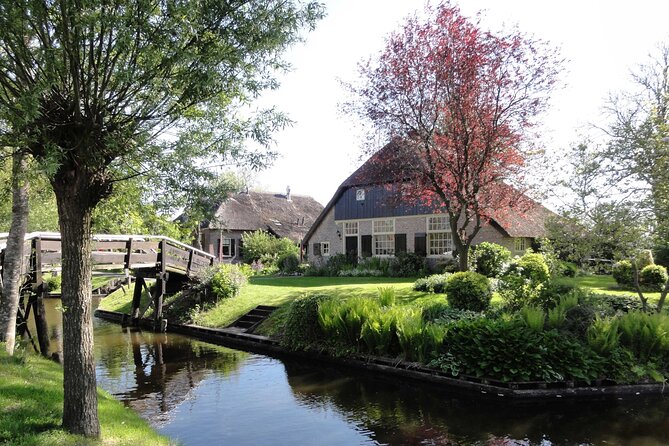 Giethoorn Day Trip from Amsterdam With Cruise and Cheeseplatter - The one-hour Giethoorn cruise