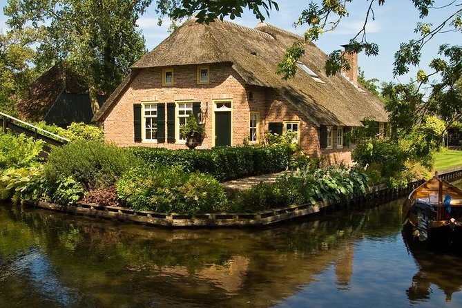 Giethoorn Private Tour & Boat Trip - Leaving Amsterdam for a village without roads