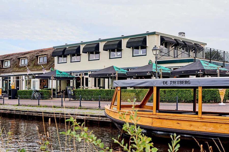 Giethoorn: Sightseeing Boat Tour - What the guide adds to the scenery