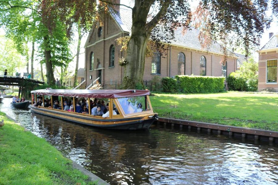 Giethoorn: Village & National Park Canal Cruise with Coffee - Why Giethoorn Looks Best from a Boat