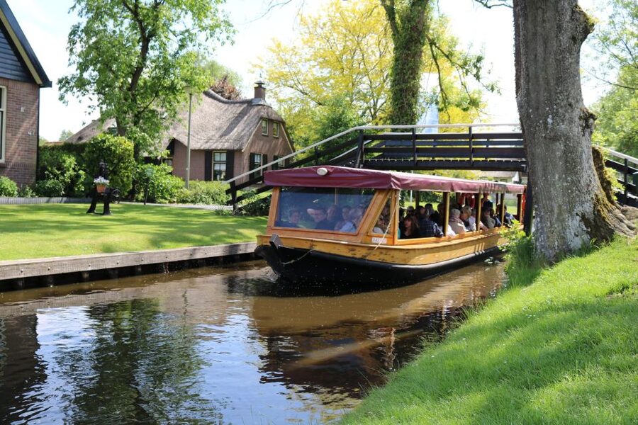 Giethoorn: Village & National Park Canal Cruise with Coffee - Boarding at Botenverhuur- en rondvaartbedrijf Koppers