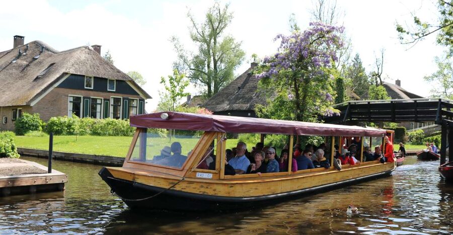Giethoorn: Village & National Park Canal Cruise with Coffee - Out to the Lake Near Weerribben-Wieden