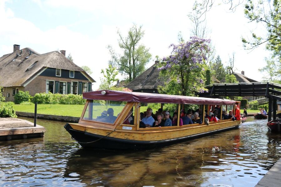 Giethoorn: Village & National Park Canal Cruise with Coffee - Who Should Book This Cruise?