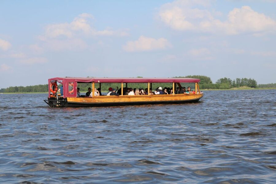 Giethoorn: Village & National Park Canal Cruise with Coffee - The First Canal Section: Bridges, Houses, and Gardens