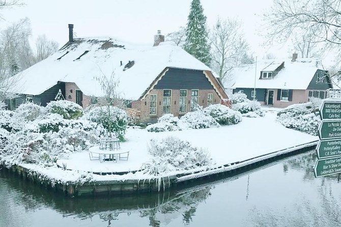 Giethoorn, Zaandam & Zaanse Schans Day Tour w/ Small Boat Ride - Arriving in Giethoorn