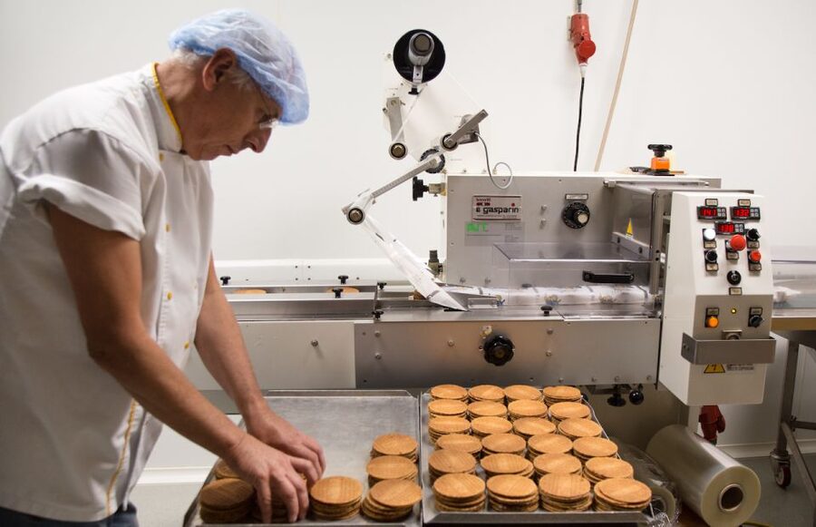 Gouda: Syrup Waffle Factory Ticket with a Waffle - Languages, pacing, and accessibility