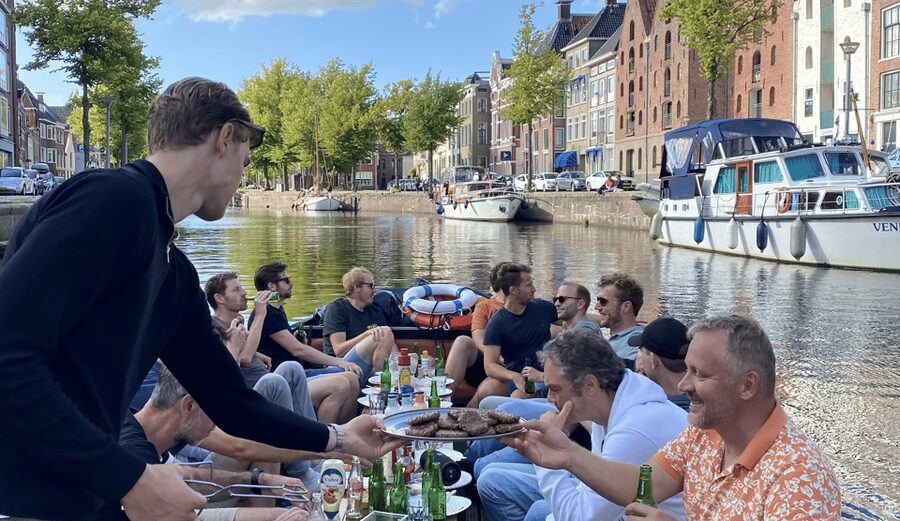 Groningen: City canal cruise (with unlimited drinks) - Unlimited drinks and the value of the $27 price