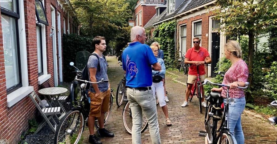 Groningen: City Highlights Bike Tour - The Groninger Museum sets the tone