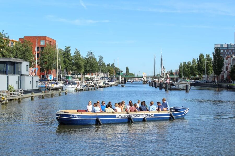 Groningen: Evening Cheese and Wine cruise - Cheese, wine, and the open bar