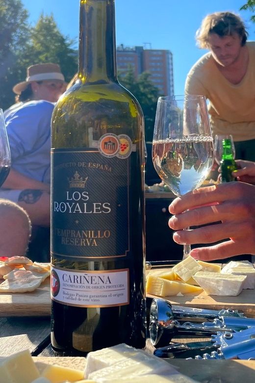 Groningen: Evening Cheese and Wine cruise - The guide sets the pace