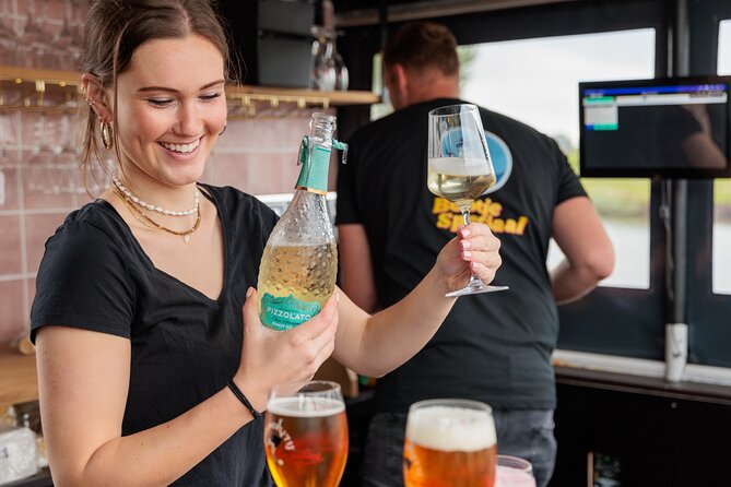 Groningen: Terrace Boat Experience with a Cozy Bar: 1 hour - Central Station and the Peerd van Ome Loeks