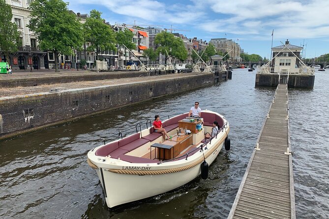 Guided Amsterdam Canal Cruise – Snacks & Drinks on board(1 Hour) - Why this one-hour cruise works so well