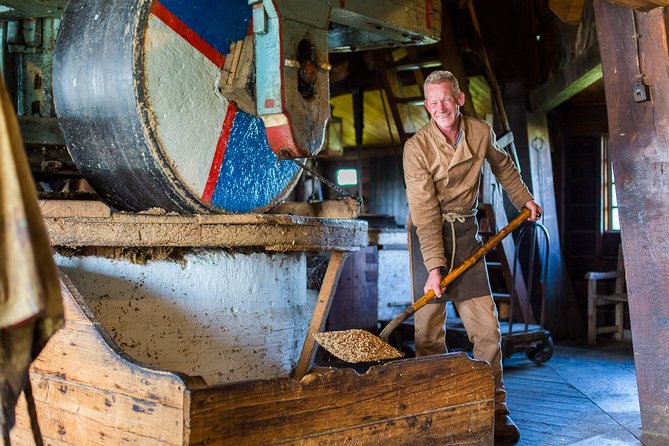 Guided Day Trip - Volendam, Zaanse Schans, Marken & Edam - The guides and the size of the group