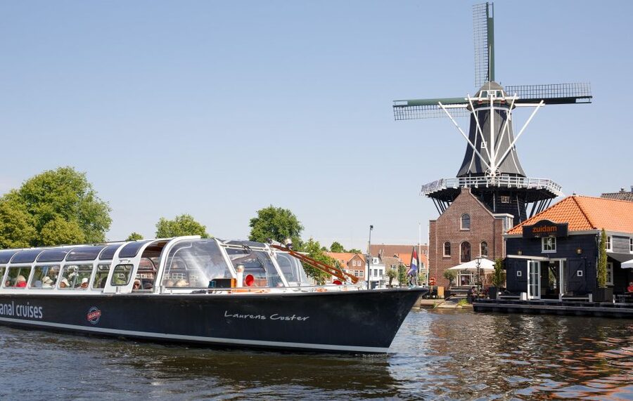 Haarlem: Dutch Windmill & Spaarne River Sightseeing Cruise - Amsterdamse Poort closes the sightseeing loop