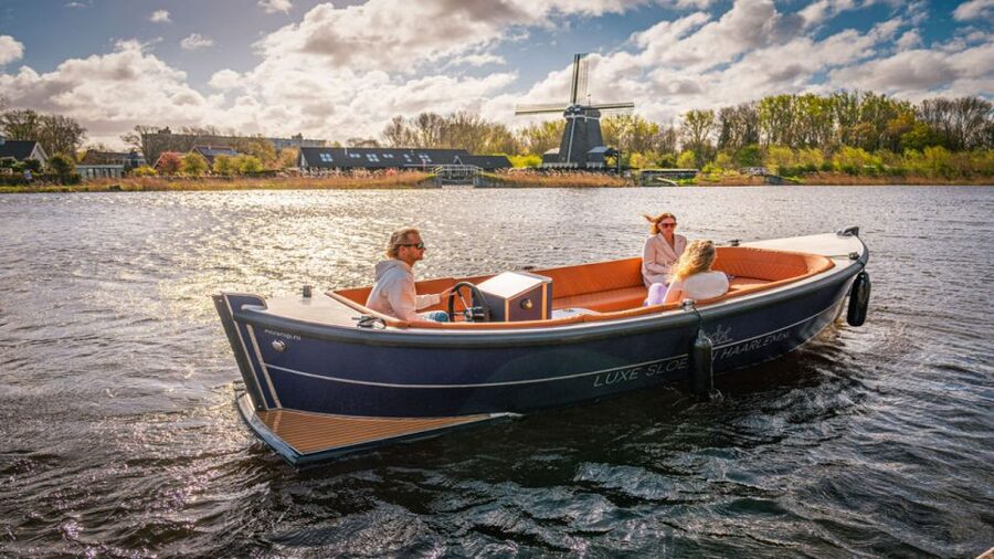 Haarlem: Self-Drive Private Electric Boat Rental - Taking the wheel at Industrieweg 7