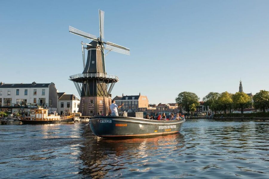 Haarlem: Sightseeing Boat Tour with Snacks and Drinks - Why seeing Haarlem by canal works so well
